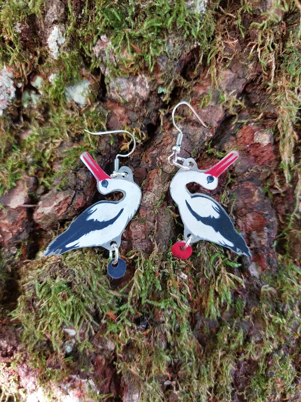 boucle d'oreilles M - cigogne blanche parade- plastique dingue et crayons - 2025 (vendu)